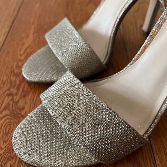 NINE WEST Gold Sandals - Picture 4 of 6